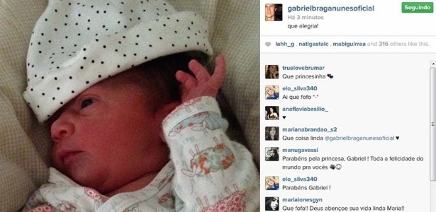 8.jun.2014 - Gabriel Braga Nunes mostra pela primeira vez sua filha recém-nascida