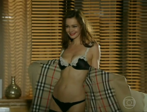 Helena (Júlia Lemmertz) aparece de lingerie para tentar salvar seu casamento