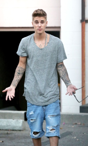 29.mai.2014 - Justin Bieber é visto em raro momento de bom humor com paparazzi, ao deixar restaurante em Los Angeles