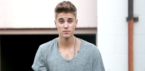 Justin Bieber é visto em raro momento de bom humor com paparazzi, ao deixar restaurante em Los Angeles