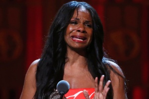 8.jun.2014 - Audra McDonald recebe prêmio de melhor atriz no Tony Awrads pelo espetáculo "Lady Day at Emerson's Bar & Grill" - Carlo Allegri/Reuters