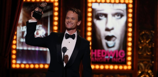 Neil Patrick Harris recebe o prêmio de melhor ator no Tony Awards por sua atuação no musical "Hedwig and the Angry Inch", em junho de 2014