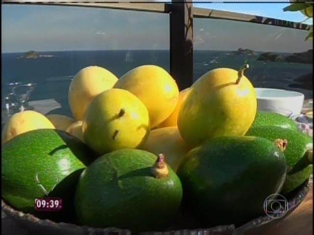 9,jun.2014 - Ana Maria Braga usou frutas da cor do Brasil para decorar sua casa no Rio para a Copa do Mundo