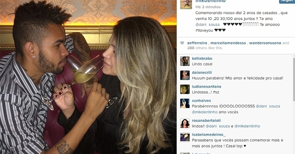 9.jun.2014 - Dentinho e Dani Souza comemoram dois anos de casados. O jogador de futebol postou no Instagram uma foto romântica dos dois bebendo champanhe