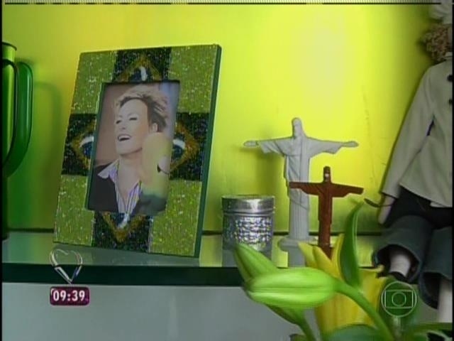 9.jun.2014 - Detalhe do porta-retrato de Ana Maria Braga, que decorou sua casa do Rio para a Copa do Mundo