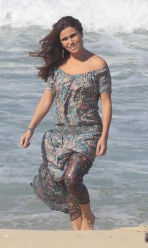 9.jun.2014 - Giovanna Antonelli grava cenas de "Em Família" usando vestido longo na praia do Recreio dos Bandeirantes, no Rio de Janeiro.