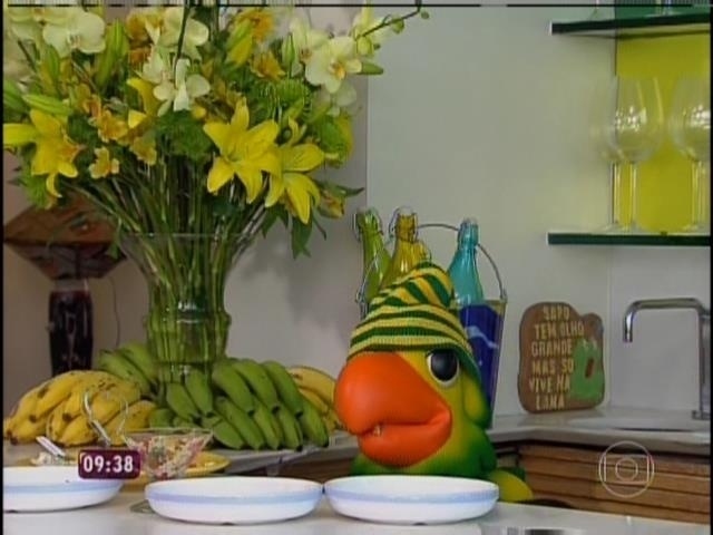 9.jun.2014 - Louro José, mascote do "Mais Você", também entrou no clima da Copa e se vestiu com um gorro verde e amarelo