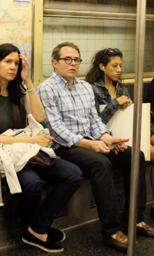 10.jun.2014 - O ator Matthew Broderick é clicado no metro de Nova York.