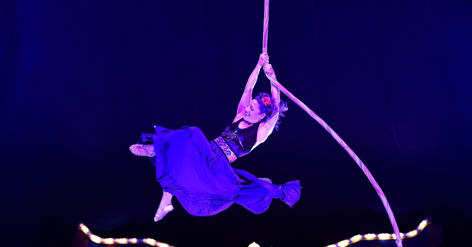 5.jun.2014 - A acrobata Érica, mãe de Tomás Sampaio, o Serelepe de "Meu Pedacinho de Chão", em cena no circo Zanni em São Paulo