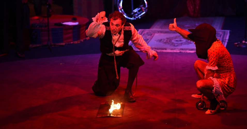 5.jun.2014 - Fernando Sampaio como a macaca Monga e Domingos Montagner em cena no circo Zanni, em São Paulo