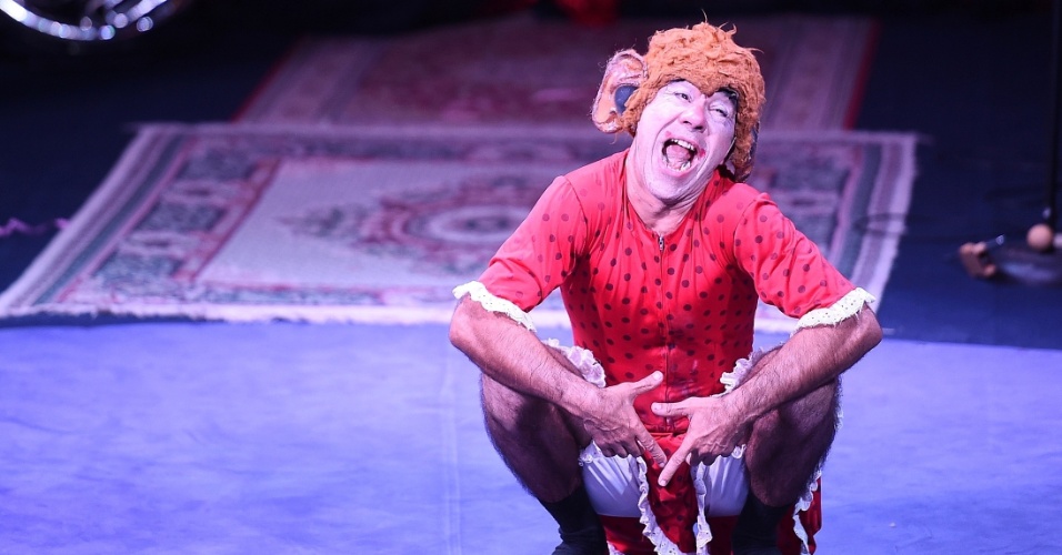 5.jun.2014 - Fernando Sampaio como a macaca Monga em número do circo Zanni, em São Paulo