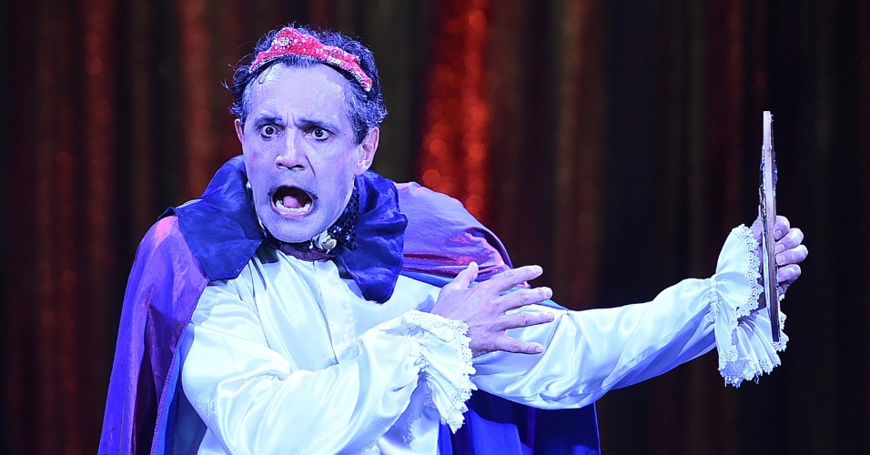 5.jun.2014 - O ator Domingos Montagner interpreta a madrasta da Branca de Neve em um número do circo Zanni, em são Paulo