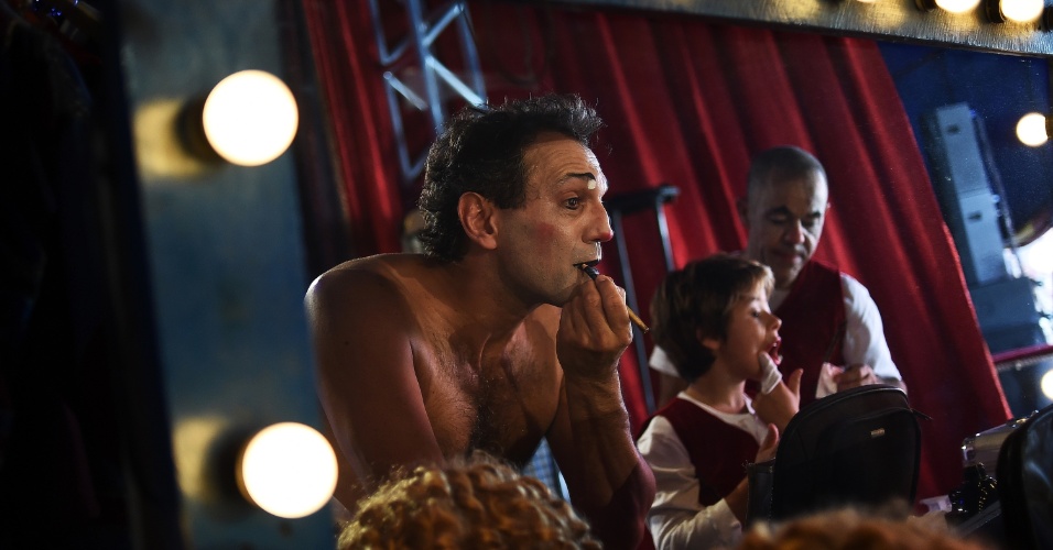 5.jun.2014 - O ator Domingos Montagner se maquia nos bastidores do circo Zanni, no qual dá vida a um palhaço