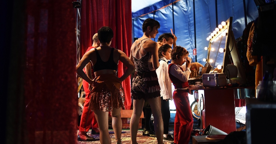 5.jun.2014 - O ator-mirim Tomás e a trupe do circo Zanni nos bastidores antes de entrarem no picadeiro, em São Paulo