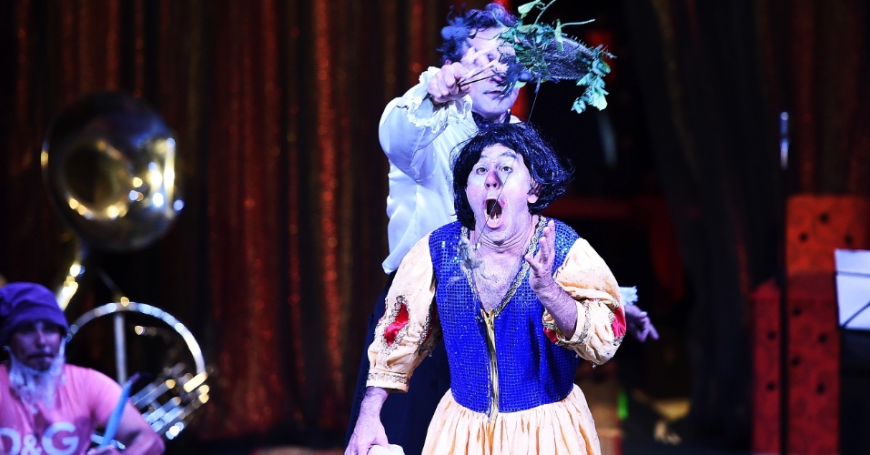 5.jun.2014 - Os atores Domingos Montagner e Fernando Sampaio interpretam a madrasta e a Branca de Neve em número do circo Zanni, em são Paulo
