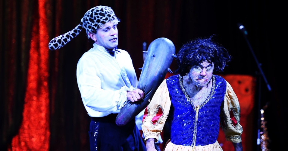 5.jun.2014 - Os atores Domingos Montagner e Fernando Sampaio interpretam a madrasta e a Branca de Neve em número do circo Zanni, em são Paulo