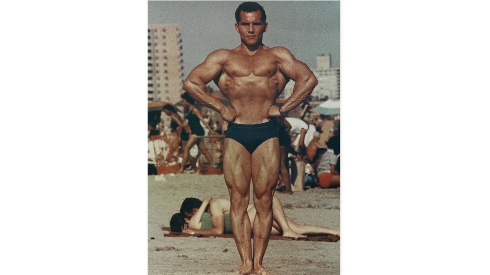 A praia de Coney Island é o cenário de uma série de fotografias feitas por Aaron Rose ao longo de três verões, no anos 1960 - Aaron Rose Courtesy Museum of the City of New York
