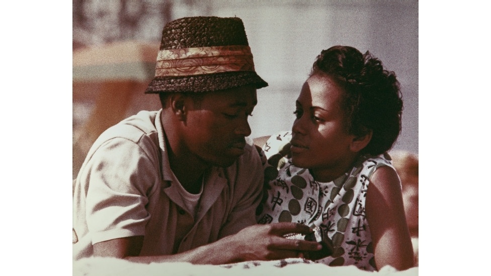 A praia de Coney Island é o cenário de uma série de fotografias feitas por Aaron Rose ao longo de três verões, no anos 1960 - Aaron Rose Courtesy Museum of the City of New York