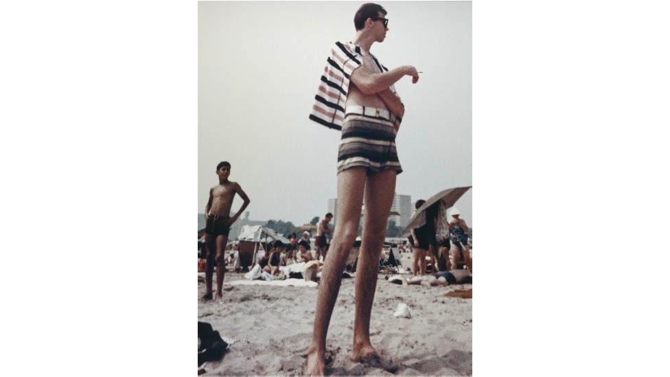 A praia de Coney Island é o cenário de uma série de fotografias feitas por Aaron Rose ao longo de três verões, no anos 1960 - Aaron Rose Courtesy Museum of the City of New York