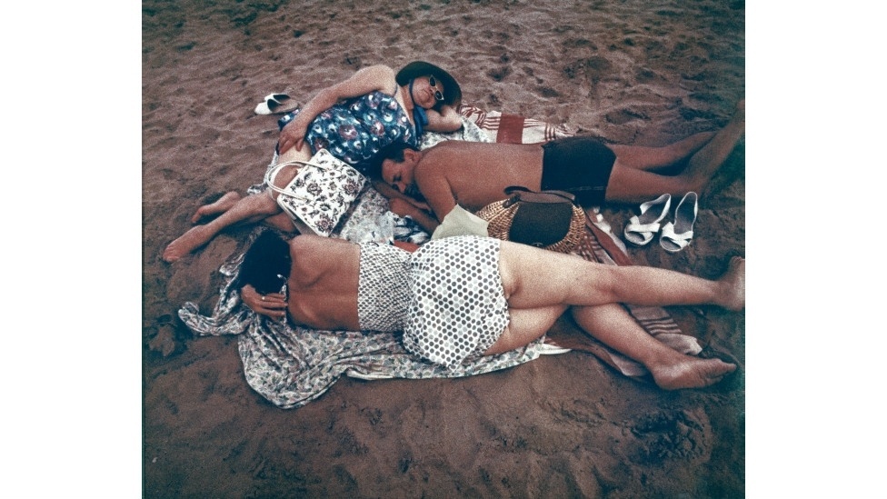A praia de Coney Island é o cenário de uma série de fotografias feitas por Aaron Rose ao longo de três verões, no anos 1960 - Aaron Rose Courtesy Museum of the City of New York