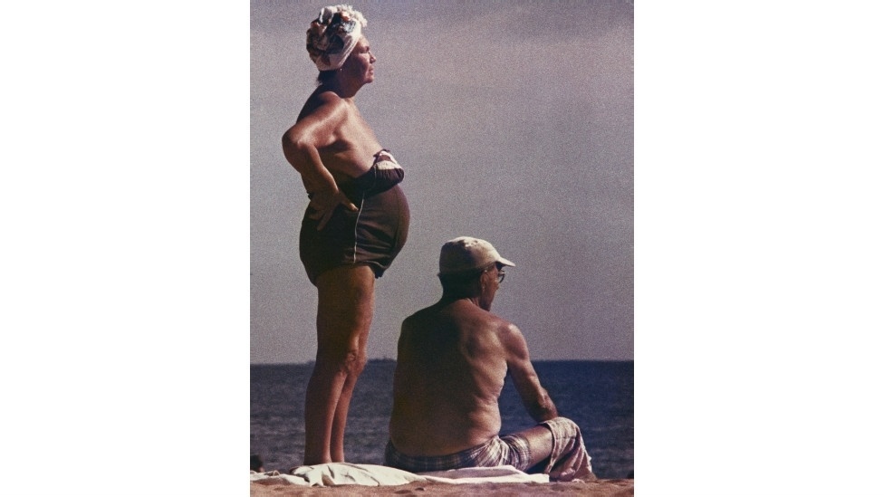 A praia de Coney Island é o cenário de uma série de fotografias feitas por Aaron Rose ao longo de três verões, no anos 1960 - Aaron Rose Courtesy Museum of the City of New York