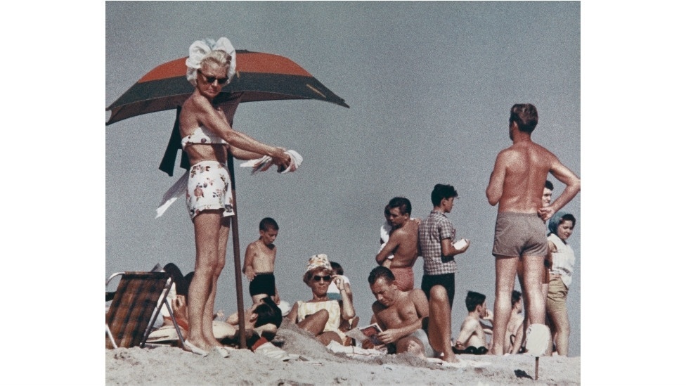 A praia de Coney Island é o cenário de uma série de fotografias feitas por Aaron Rose ao longo de três verões, no anos 1960 - Aaron Rose Courtesy Museum of the City of New York