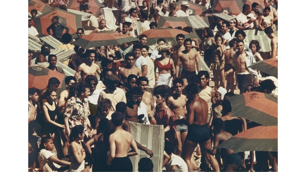 A praia de Coney Island é o cenário de uma série de fotografias feitas por Aaron Rose ao longo de três verões, no anos 1960A praia de Coney Island é o cenário de uma série de fotografias feitas por Aaron Rose ao longo de três verões, no anos 1960 - Aaron Rose Courtesy Museum of the City of New York