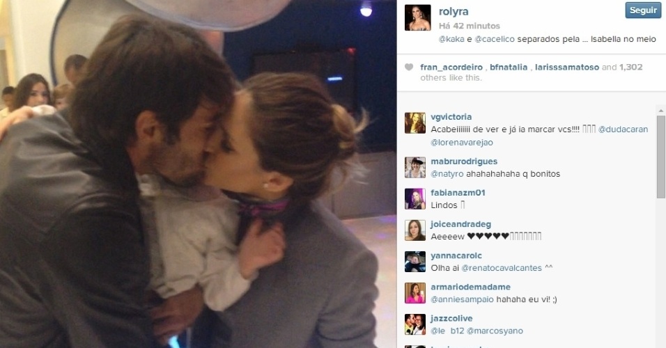 10.jun.2014 - Kaká e Carol Celico se beijam na festa do filho Lucca em meio a boatos de separação