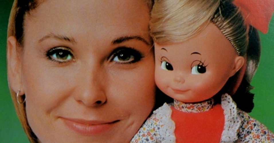 Pepita Rodrigues posa com a boneca Pepa, inspirada na atriz, que interpreta Carminha em "Dancin´ Days"
