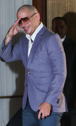 11.jun.2014- Pitbull  chega ao hotel Fasano de São Paulo participar da abertura da Copa do Mundo, que acontece nesta quinta-feira (12), no Itaquerão