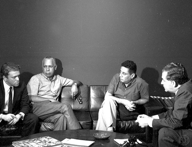 1965 - Max Nunes (segundo da direita para a esquerda) conversa com Maurício Sherman, Haroldo Barbosa, Rubens Amaral nos bastidores da Globo