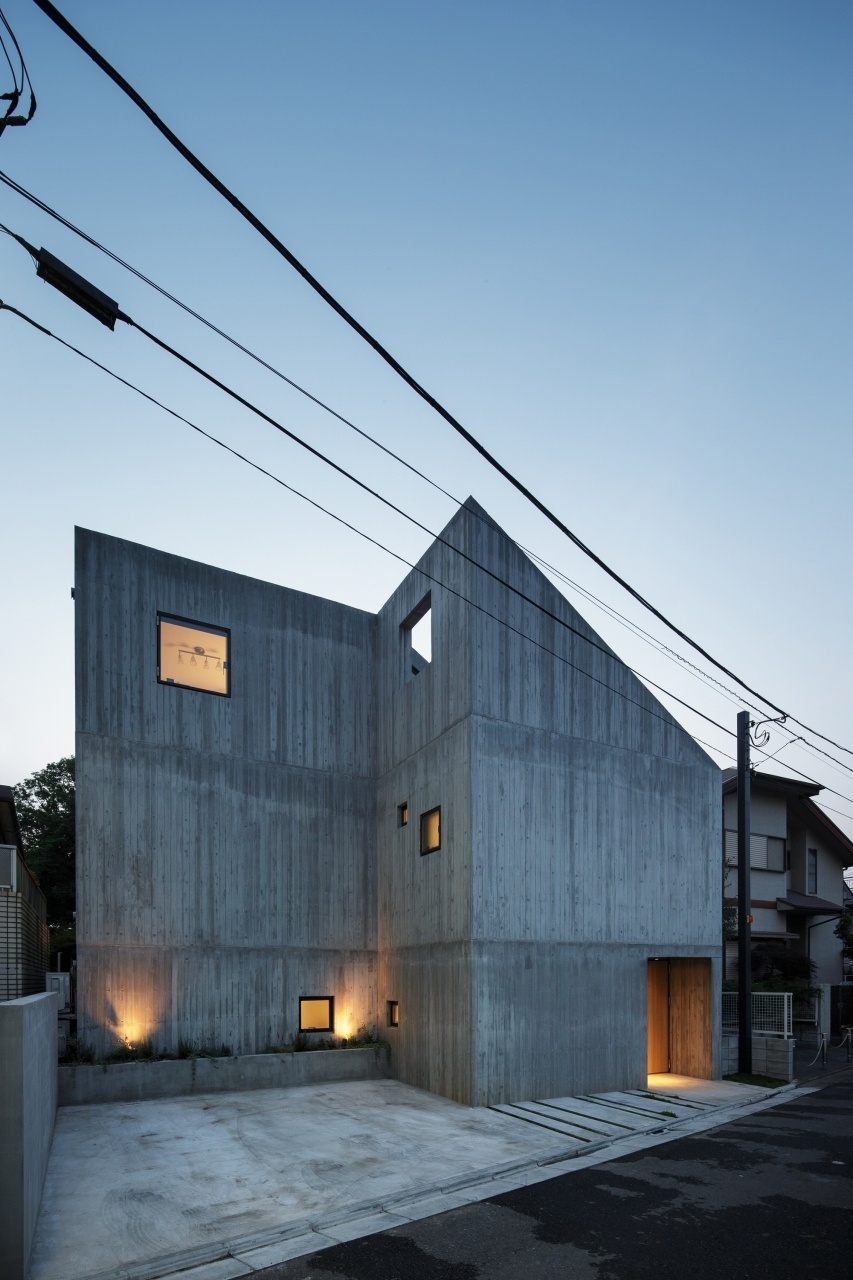 A fachada da Casa TN, do arquiteto japonês Tsuyoshi Ando, mantém uma linguagem sóbria, geométrica e que preza pela privacidade de seus moradores. De fora, o que se vê são apenas paredes de concreto aparente, sem ou com poucas e reduzidas janelas. A arquitetura de linhas retas esconde um triplex que abriga uma senhora no andar térreo, mãe de um morador que vive com sua esposa, nos espaços do primeiro e do segundo andares - Kai Nakamura/ Divulgação