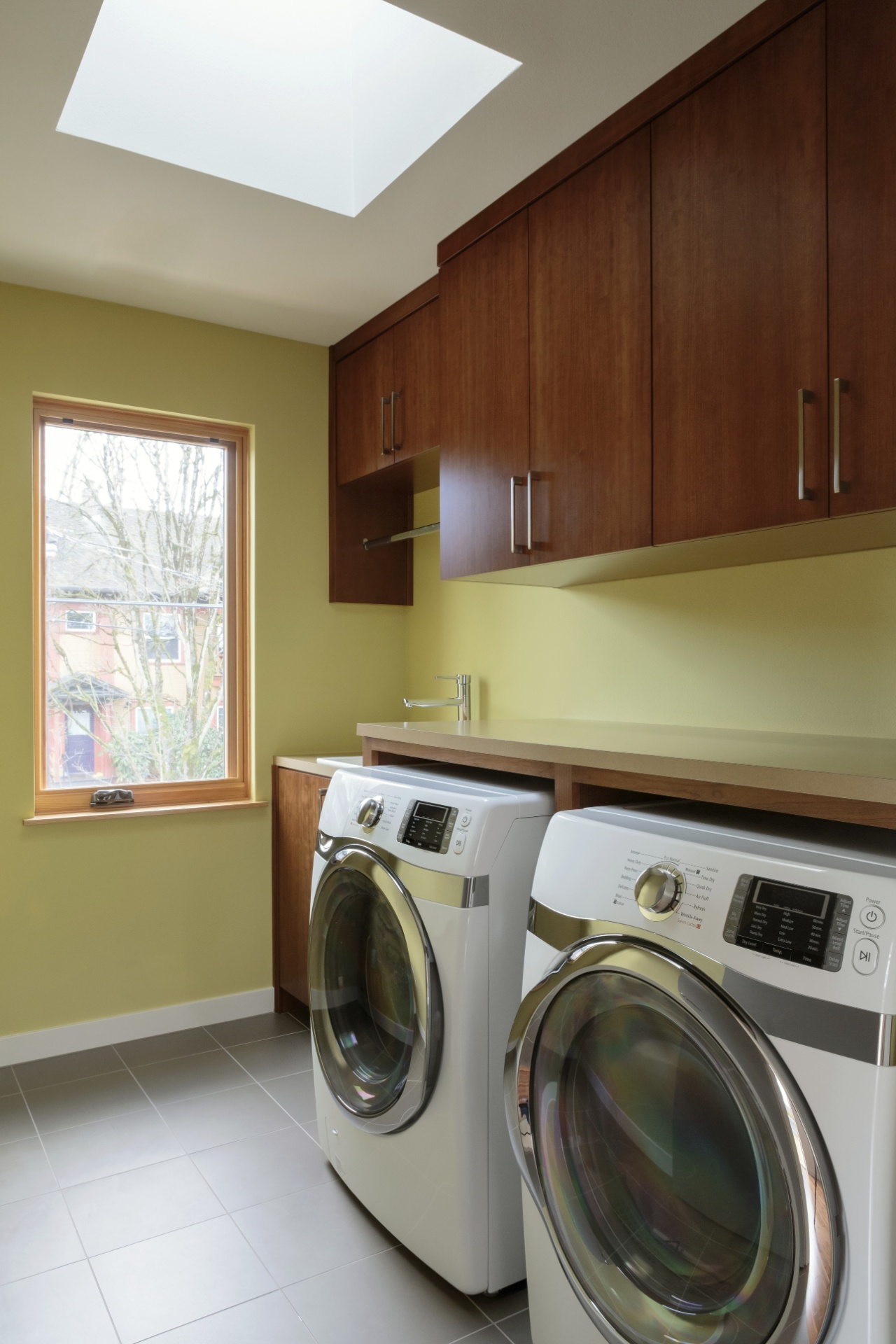 Armário planejado - Essencial para armazenar produtos e utensílios de limpeza, um armário planejado ajuda a aproveitar melhor o espaço, cada vez mais escasso nas áreas de serviço. Para criar uma maior sensação de amplitude, a dica é instalar a marcenariaa dos olhos e estendê-la até o forro. Outra sugestão é revestir o mobiliário com laminado melamínico, material de fácil limpeza e resistente a ambientes úmidos, preferencialmente em tons claros - Getty Images