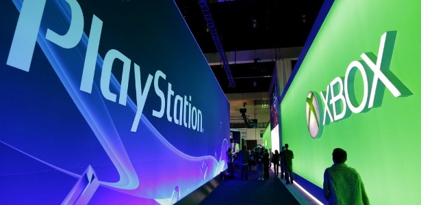 Corredor da E3 com os logotipos do console Playstation, da Sony, e do Xbox, da Micosoft - Jonathan Alcorn/Reuters