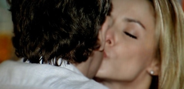 "Em Família": Silvia assume seu amor por Cadu e o beija