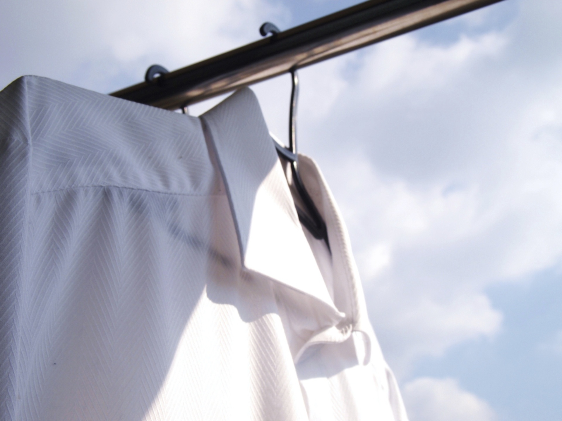 Iluminação - Como as lavanderias são espaços pequenos, em geral uma luminária embutida com lâmpada fluorescente é suficiente para iluminar o ambiente. Mas não se esqueça de valorizar a iluminação e ventilação naturais, fundamentais para secar as roupas. Evite colocar cortinas e barreiras visuais diante das janelas. Também tome cuidado para que o varal não toque nas luminárias - Getty Images