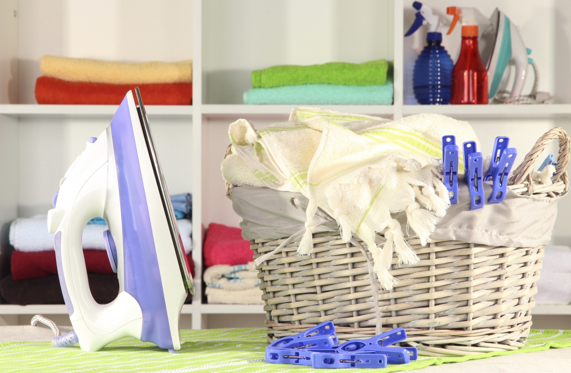 Prateleiras e caixas - Na falta de espaço para instalar armários, vale recorrer às prateleiras para organizar a lavanderia. Mas lembre-se que ao optar por esse sistema, é preciso ser mais disciplinado com a arrumação, já que não será possível esconder a bagunça. Uma dica que pode auxiliar a estética é manter ao menos parte dos objetos em caixas e cestos etiquetados - Getty Images