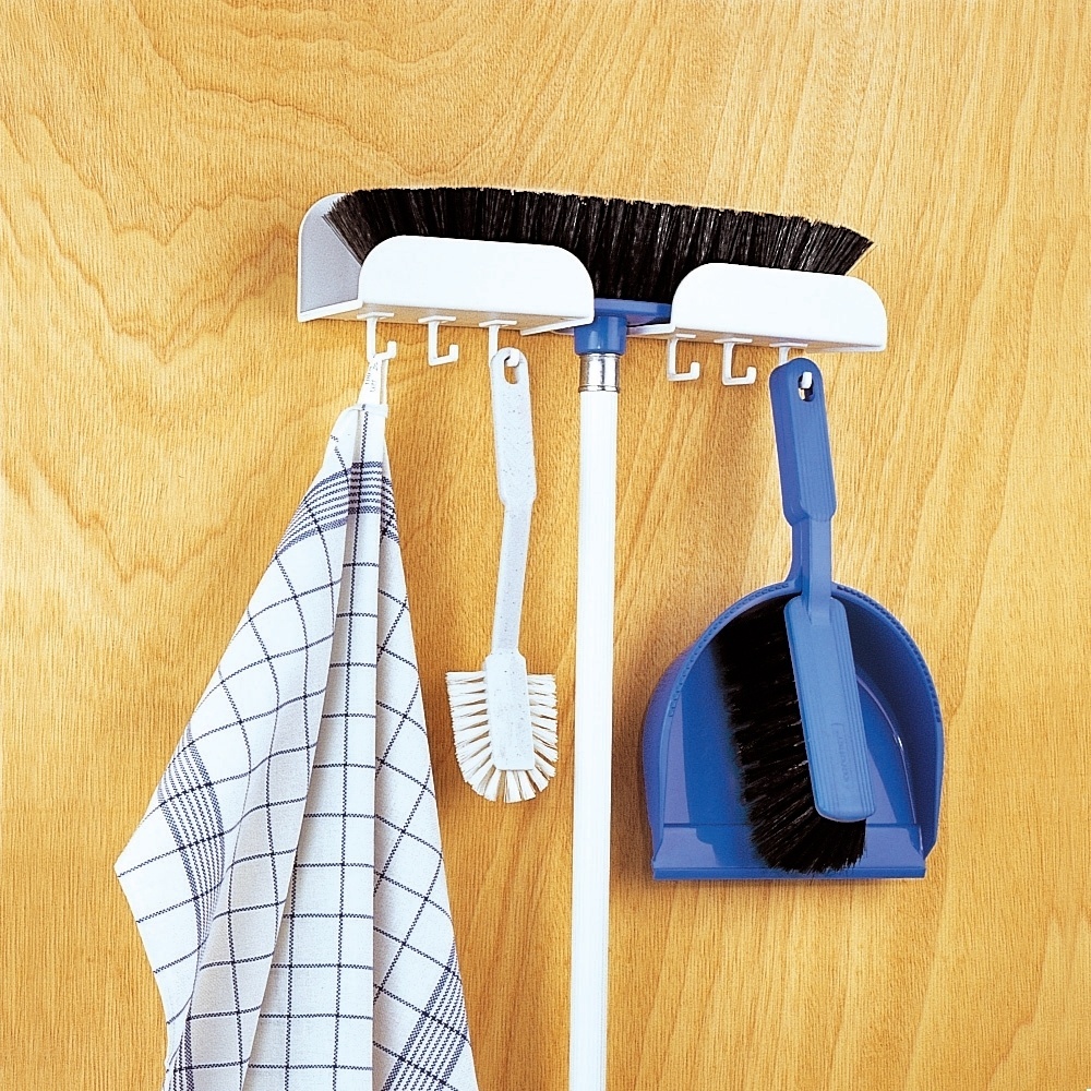 Suporte para vassouras - Quem quer ter uma lavanderia prática e funcional não pode abrir mão de um suporte para vassouras, rodos e pás. Há diferentes modelos disponíveis no mercado para organizar esses equipamentos de limpeza. Alguns podem ser fixados em portas de armários ou nas paredes. Há também a opção de prever o organizador acoplado internamente à marcenaria - Divulgação