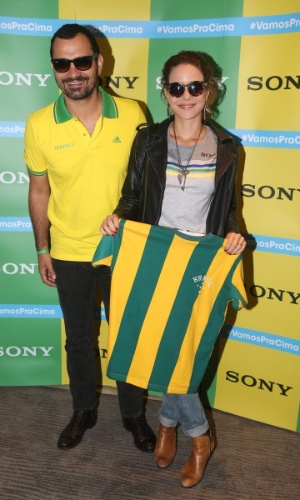 12.jun.2014 - A atriz Leandra Leal e o namorado, Alê  Youssef, chegam ao ponto de encontro do camarote da Sony para o jogo de abertura da Copa, em SP