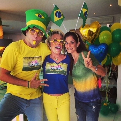 12.jun.2014 - Ana Maria Braga postou foto em festa com sua equipe pela estreia do Brasil na Copa do Mundo. "Aqui a festa já começou. #copa2014 com muita alegria da minha equipe", escreveu a apresentadora do "Mais Você"