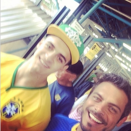 12.jun.2014 - Ator Luigi Baricelli e o filho vão de metro para para Arena Corinthians em São Paulo, onde acontecerá a abertura da Copa entre Brasil e Croácia