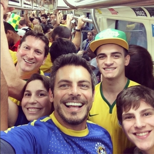 12.jun.2014 - Ator Luigi Baricelli e o filho vão de metro para para Arena Corinthians em São Paulo, onde acontecerá a abertura da Copa entre Brasil e Croácia