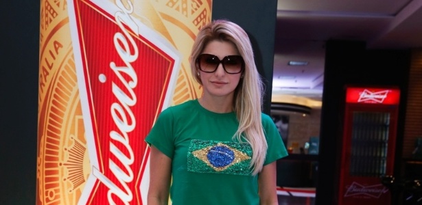 Antonia Fontenelle assiste ao jogo do Brasil e Croácia em hotel no Rio de Janeiro