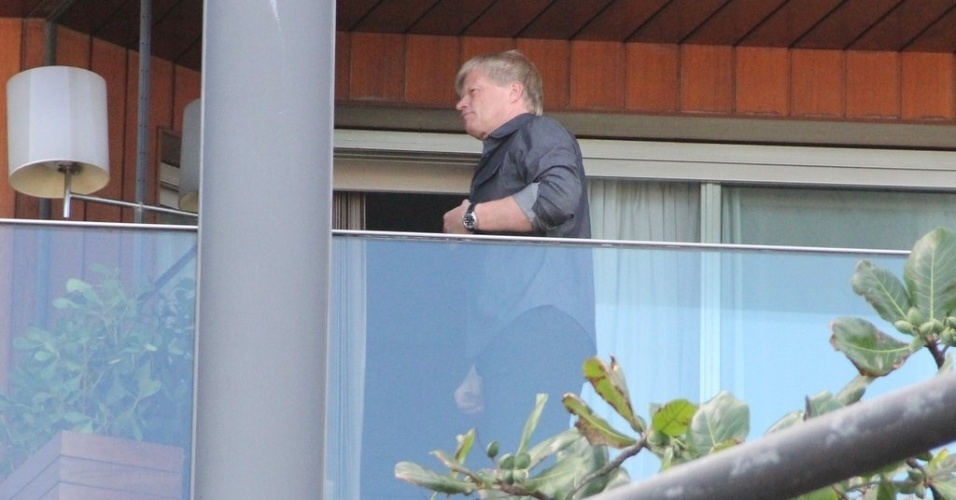 12.jun.2014 - Ex-jogador alemão Oliver Kahn aparece na sacada do hotel Fasano, no Rio de Janeiro