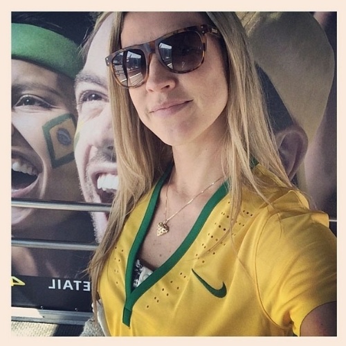 12.jun.2014 - Luana Piovani posta foto com a camiseta do Brasil