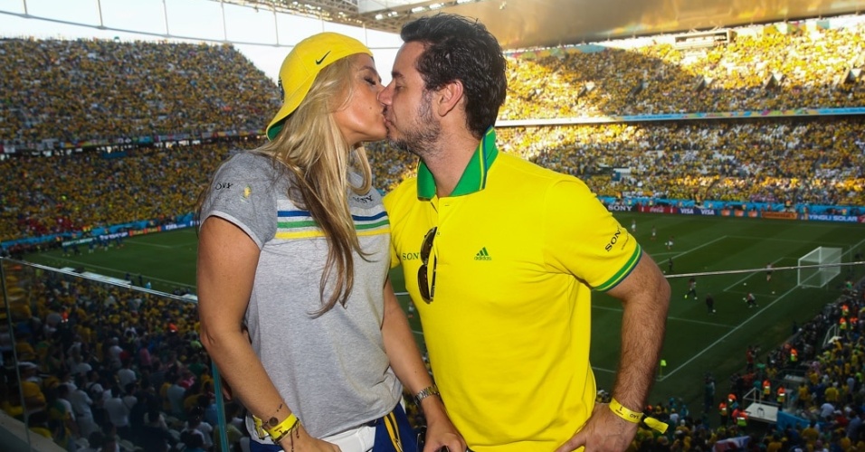 12.jun.2014 - Na Arena Corinthians em São Paulo, Adriane Galisteu beija o marido, o empresário Alexandre Iódice