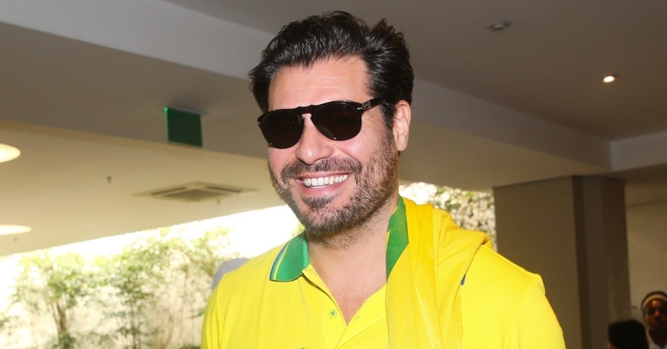 12.jun.2014 - O ator Thiago Lacerda chega ao ponto de encontro do camarote da Sony para o jogo de abertura da Copa, em SP
