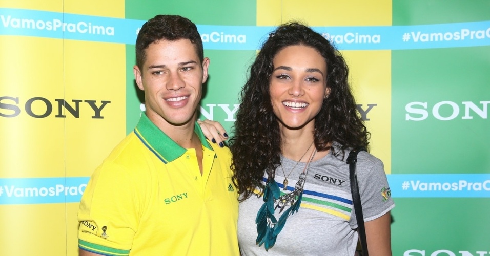 12.jun.2014 - O casal de atores José Loreto e Débora Nascimento vão ao ponto de encontro do camarote da Sony para o jogo de abertura da Copa, em SP