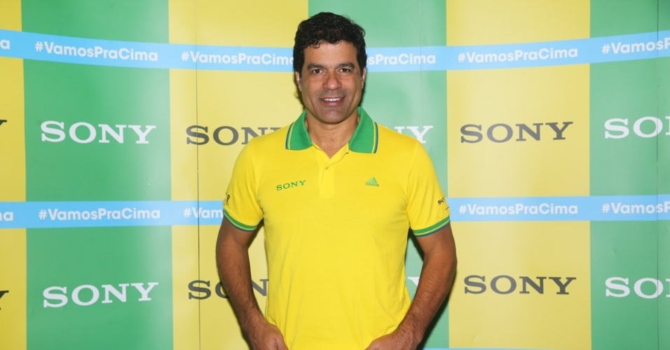 12.jun.2014 - O ex-jogador de futebol Raí vai ao ponto de encontro do camarote da Sony para o jogo de abertura da Copa, em SP