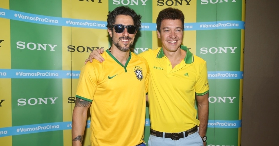 12.jun.2014 - Os apresentadores Marcos Mion e Rodrigo Faro posam no ponto de encontro do camarote da Sony para o jogo de abertura da Copa, em SP